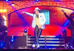 「ムーンウォーク」「ゼロ・グラビティ」…まるでマイケル、初来日のショー「コンバンハ」と日本語であいさつ