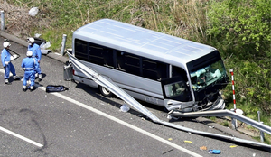 磐越道バス事故、運転の６８歳を容疑で逮捕「速度の見極め甘かった」…「白バス行為」か調査も
