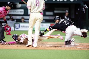 小久保監督も「度肝を抜かれた」、周東佑京が単独ホームスチール…満員の球場が静まり返る