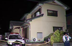 「親族と連絡が取れない」１１０番、施錠された住宅に入ると男女３人の遺体