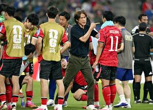 Ｗ杯１次リーグ敗退の韓国監督へ個人攻撃、入店禁止貼り紙や殺害予告…李大統領は「無能な人物」と批判