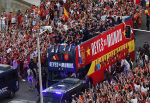 スペイン代表、W杯優勝を国王や首相に報告…凱旋パレードに200万人集まる「まさに世界最高のチーム」