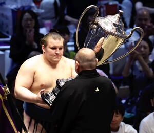 安青錦が３場所ぶり３度目の優勝、ともえ戦を制す…「我慢強く自分らしい相撲を取れた」