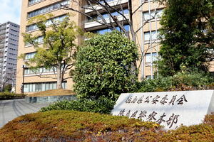 「撮り鉄」をひき殺そうと車をバック、ガードレールに衝突し列車運休…殺人未遂容疑の男「びびらせようと」