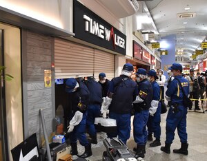 「中野ブロードウェイ」の時計店に男侵入、ケース割り4本計2億円相当盗む…電動スケーターで逃走か