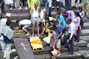 ネパール土石流で追悼日、ヒンズー教節目の死後13日目…遺体発見されず草人形で儀式「見つかる可能性ほぼない」