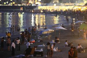 「日中は暑いから」夜の海水浴場に人の波、イベントも続々…安全や治安の面で課題も