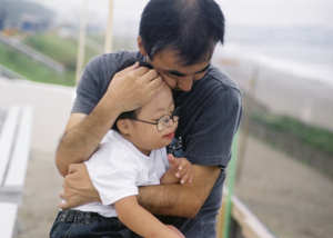ダウン症の息子の6年の生涯、「幸せな瞬間あった」と知ってほしくて…母の写した命の証しがCMに