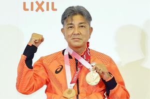 パラリンピック「銀」の上与那原寛和さん、軽貨物車に車いすが追突され重体…練習で車線走行中