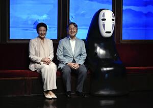 天皇、皇后両陛下が「ジブリパーク」を訪問…「千と千尋の神隠し」のカオナシと記念撮影