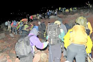 富士登山者「ご来光」目当てで殺到、山頂付近で転倒連鎖の恐れ…規制導入後も混雑解消されず環境省検証へ