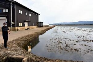 ８月の豪雨で冠水続く水田から悪臭、保管していたコメも漬かって腐り…停電と断水続きで清掃もできず