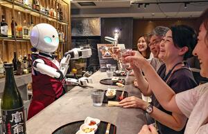 分身のロボットがカウンターで接客、難病・障害持つ「ママ」が遠隔操作…東京・日本橋の新しい大人の社交場