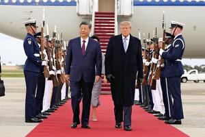 習近平氏、出迎えのトランプ氏と握手…米アンドルーズ空軍基地に到着