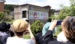 シュールな犬の「例の看板」人気、首都圏からバスツアーも…東京の看板展で「想像していなかった」ブームに
