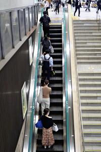 埼玉のエスカレーター「立ち止まる」義務化から５年、それでも目立つ「右側空ける姿」…ステップに新しい仕掛けも