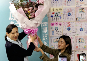 横浜市長選挙に勝利の原沢敦美氏、初の選挙で演説にとまどうことも…片山財務相ら大物弁士がバックアップ