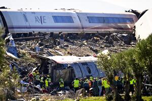 スペインで高速列車同士が衝突、３０人死亡・８０人けが…サンチェス首相「深刻な事故に衝撃受けている」